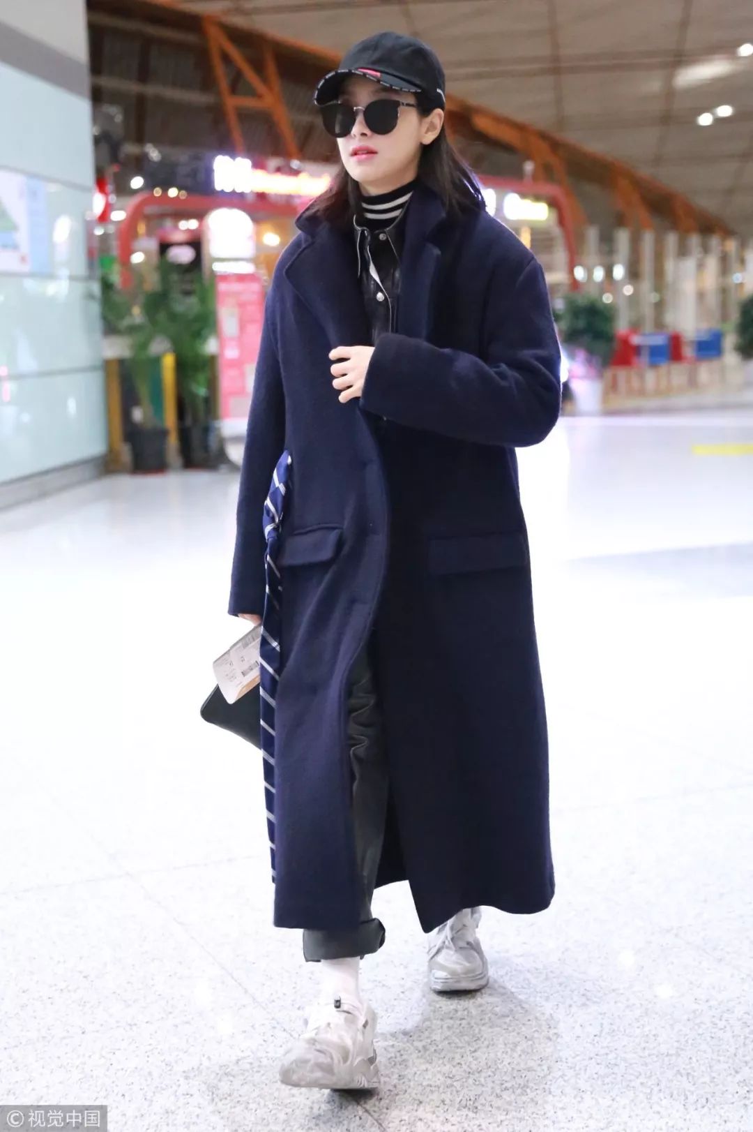 迪丽热巴宋茜西装look,热巴穿搭日常黑色棒球帽