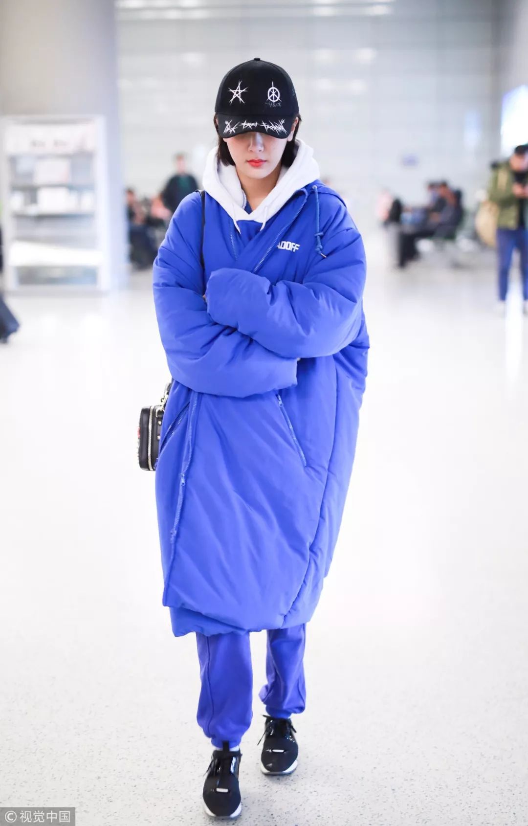 迪丽热巴宋茜西装look,热巴穿搭日常黑色棒球帽