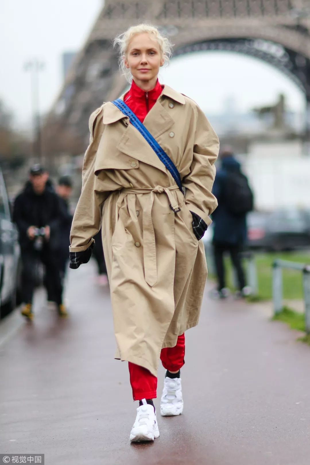 把自己变成“200斤壮汉”的超大风衣,真的好看吗?