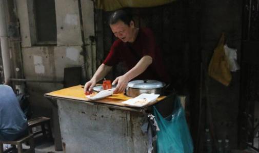 一碗牛杂能在夜市立足几十年,牛杂记忆深处的味道