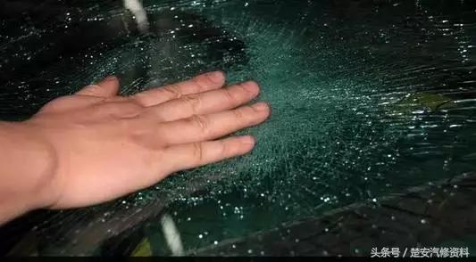 挡风玻璃有裂痕怎么办,如果玻璃破了要用什么方法
