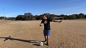 足球初学者教学接球,足球踢球正确姿势教学