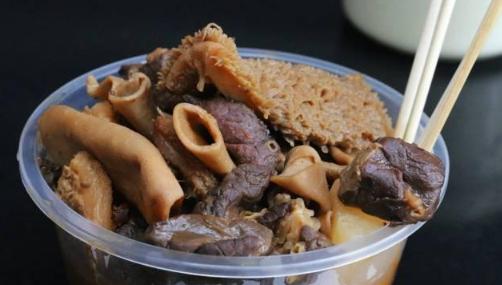 一碗牛杂能在夜市立足几十年,牛杂记忆深处的味道