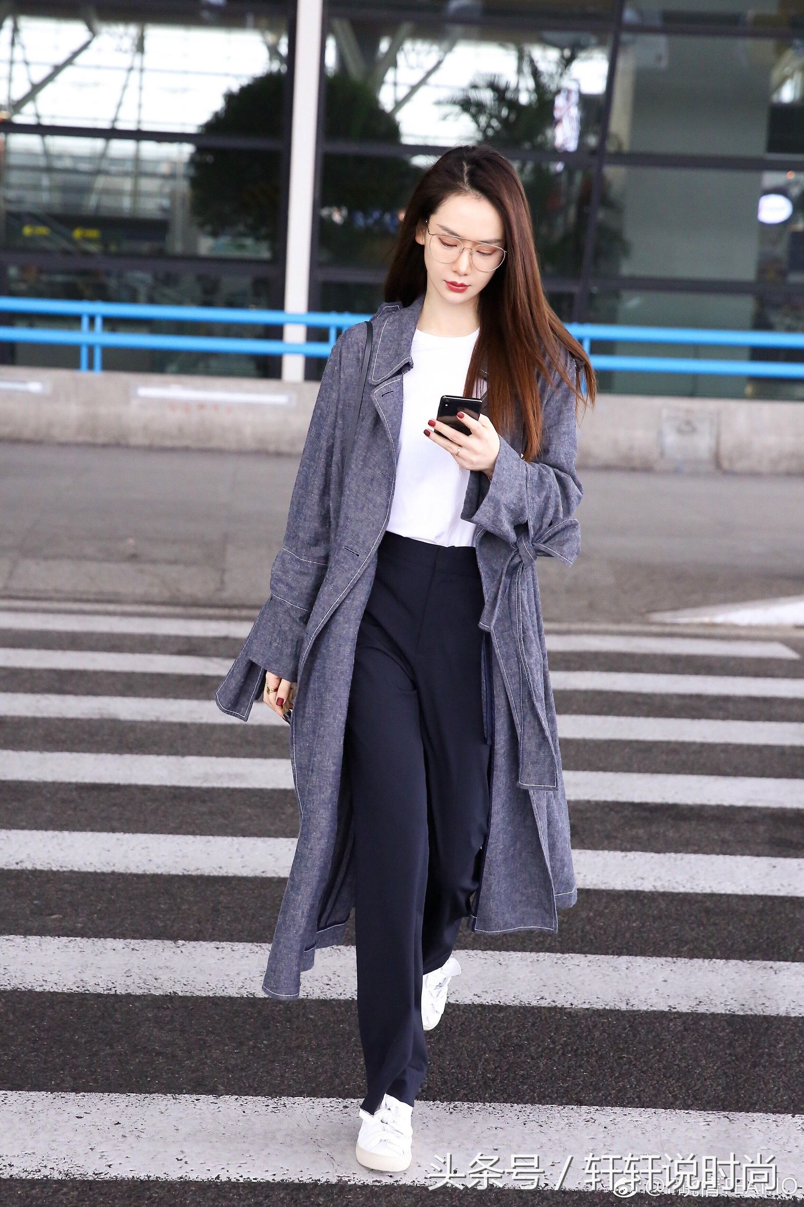 戚薇生日直播造型大变样网友惊呼,戚薇化妆成美女