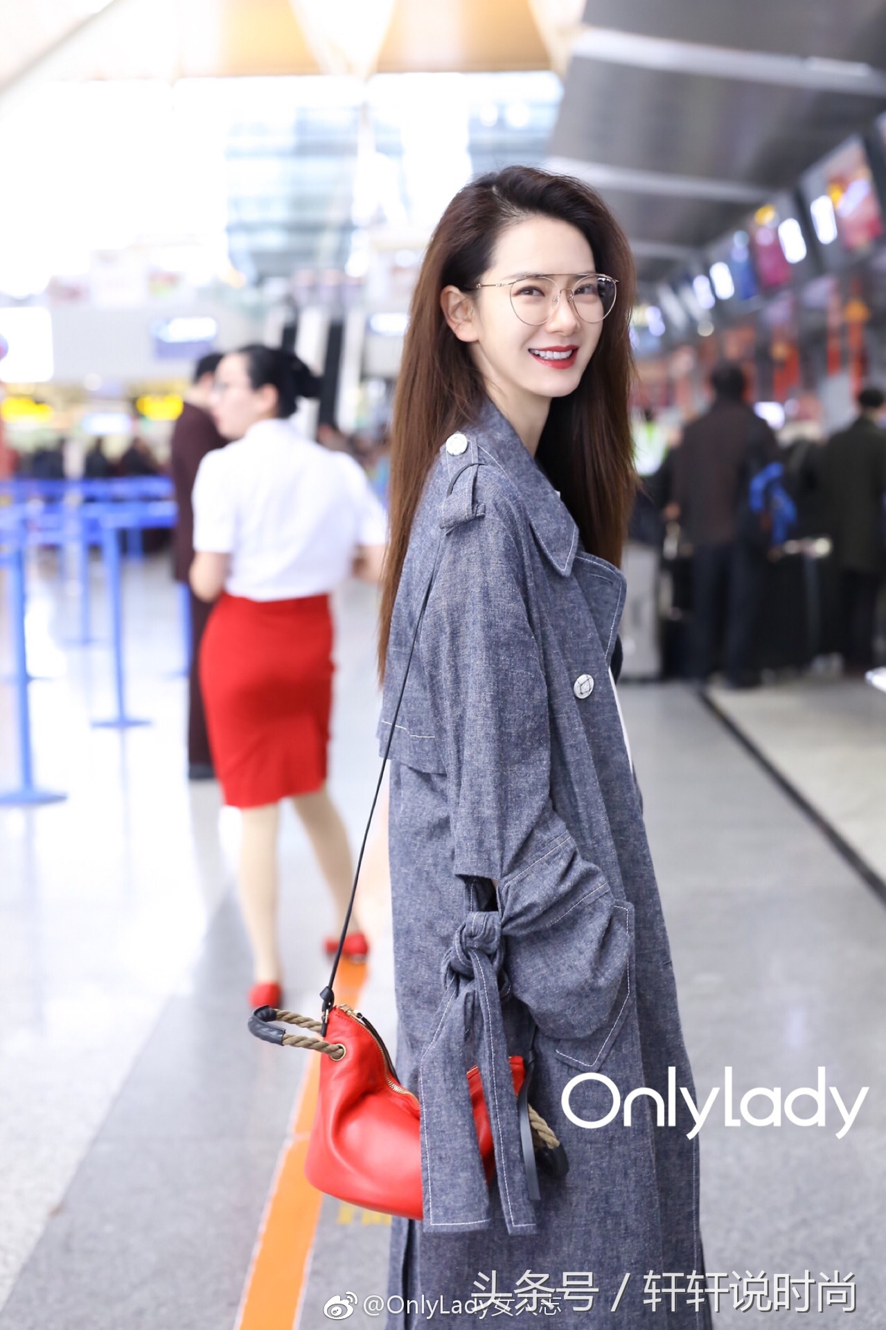 戚薇生日直播造型大变样网友惊呼,戚薇化妆成美女