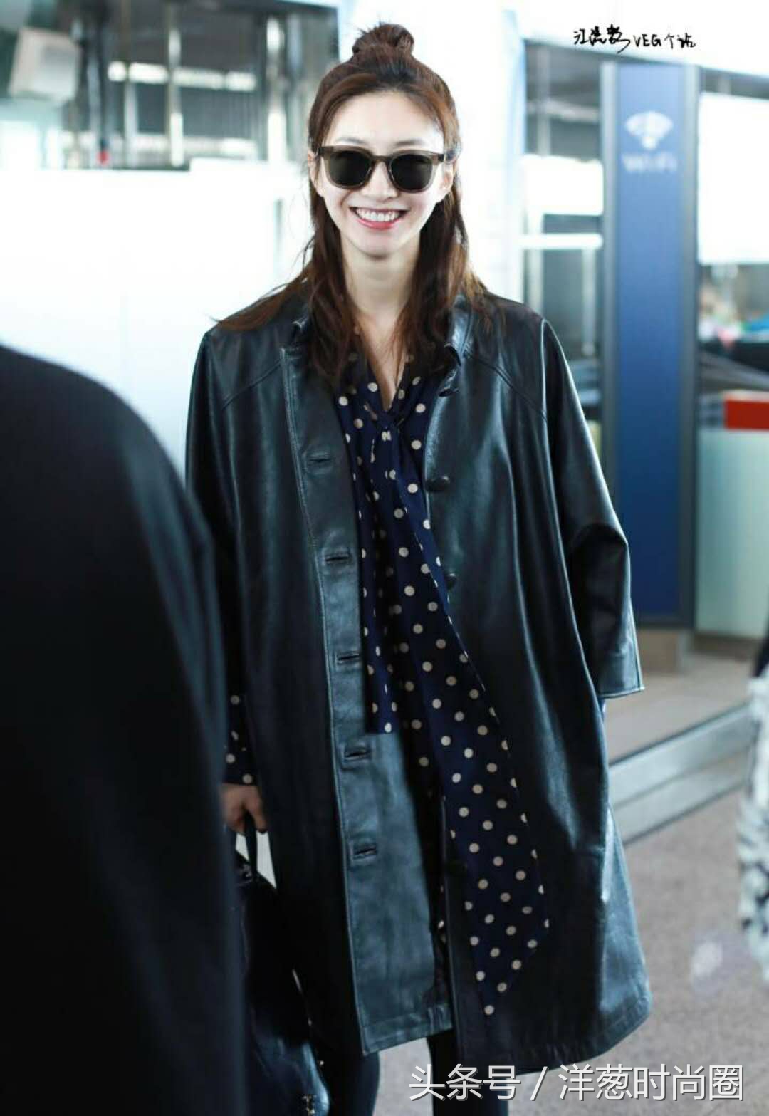江疏影穿上小黑裙真的是气质十足,江疏影黑色皮衣
