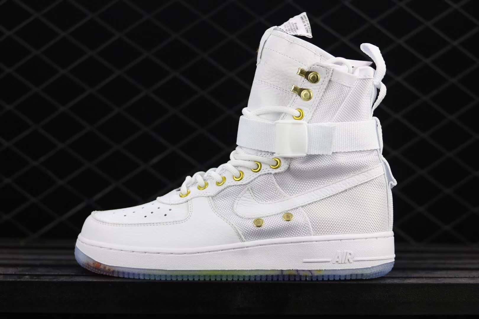 潮鞋nikeair,nikeairforce1龙年限定鞋后跟