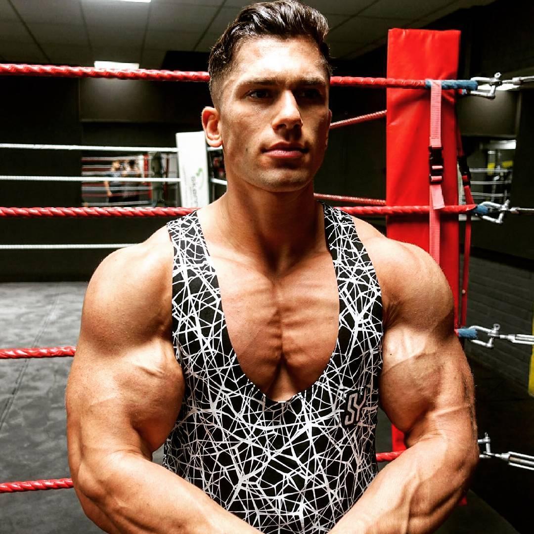 男生胸肌练太大撑衣服怎么办,男生胸肌太大怎么减无器械