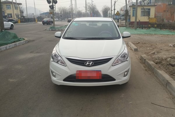 现代-瑞纳,操控顺手,方向盘回馈力较合理