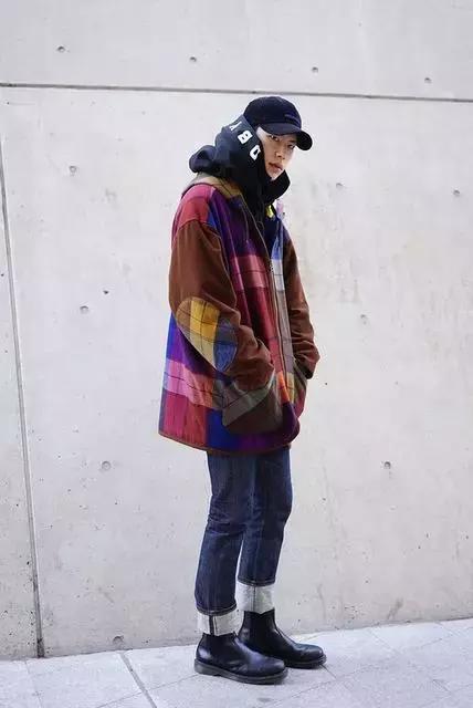 你和时尚之间只差一条腰带,米色同色系撞色穿搭