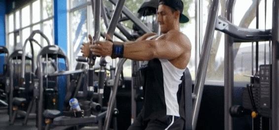 男生胸肌练太大撑衣服怎么办,男生胸肌太大怎么减无器械