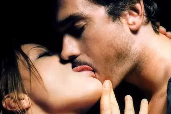 用100粒口香糖，体会舌吻的22种味道