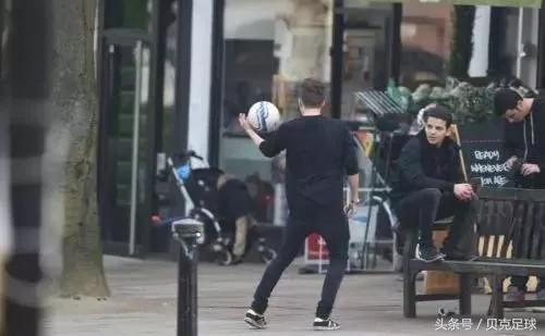 三个可以惊艳全场的花式足球技巧,花式足球和职业足球