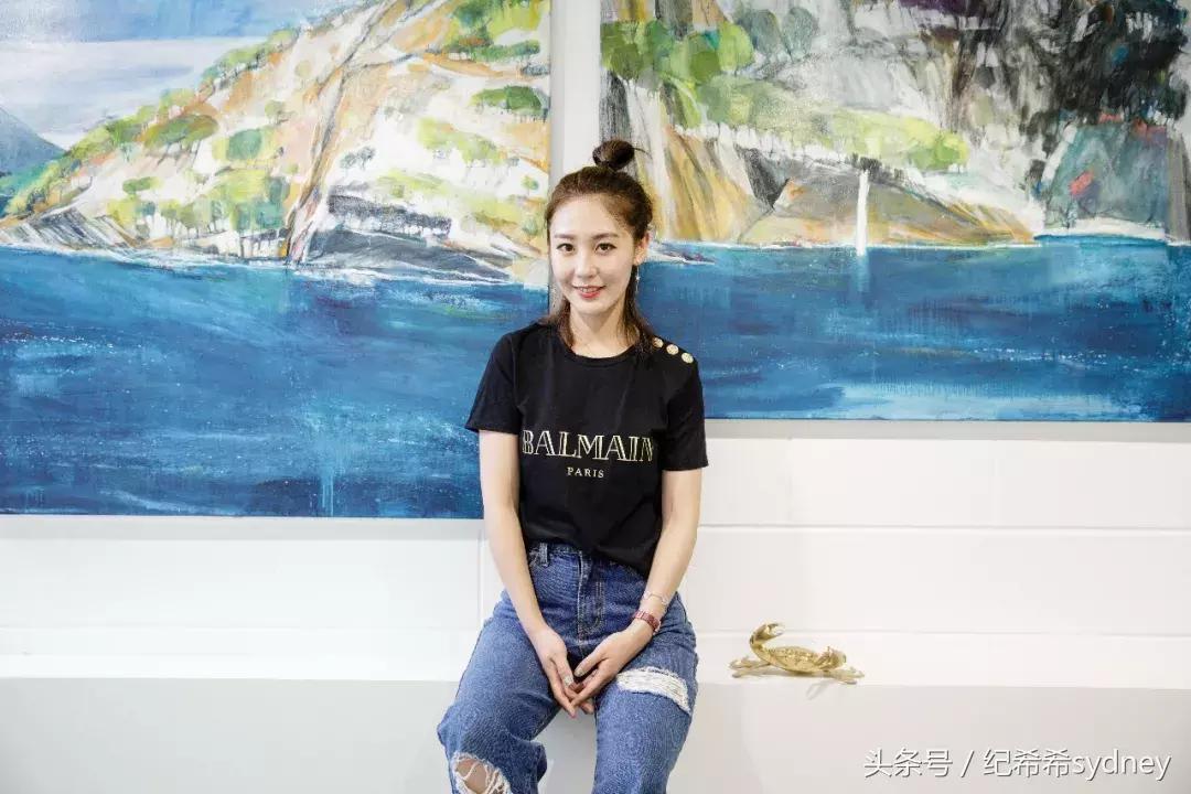 买了两双几乎一样的高跟鞋,想买一双大红的高跟鞋