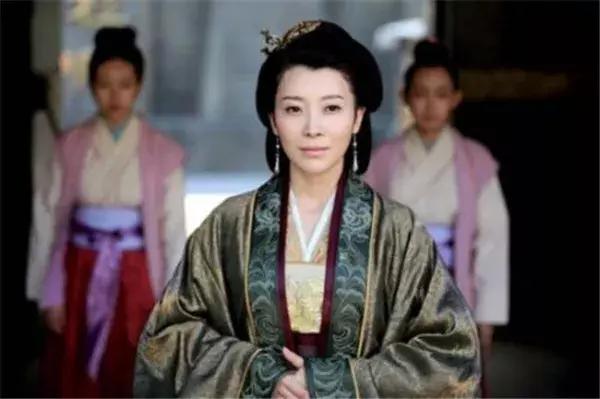 武林外史白飞飞为什么毁朱七七容,武林外史朱七七为什么救白飞飞