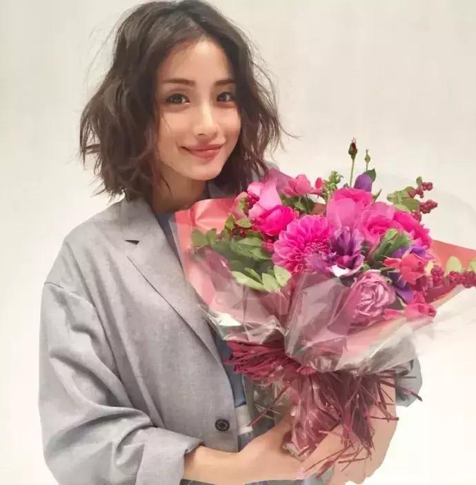 新垣和石原里美哪个好看,石原里美短发穿搭