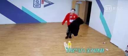 蔡徐坤张艺兴唇膏图片,朱正廷看蔡徐坤唇膏