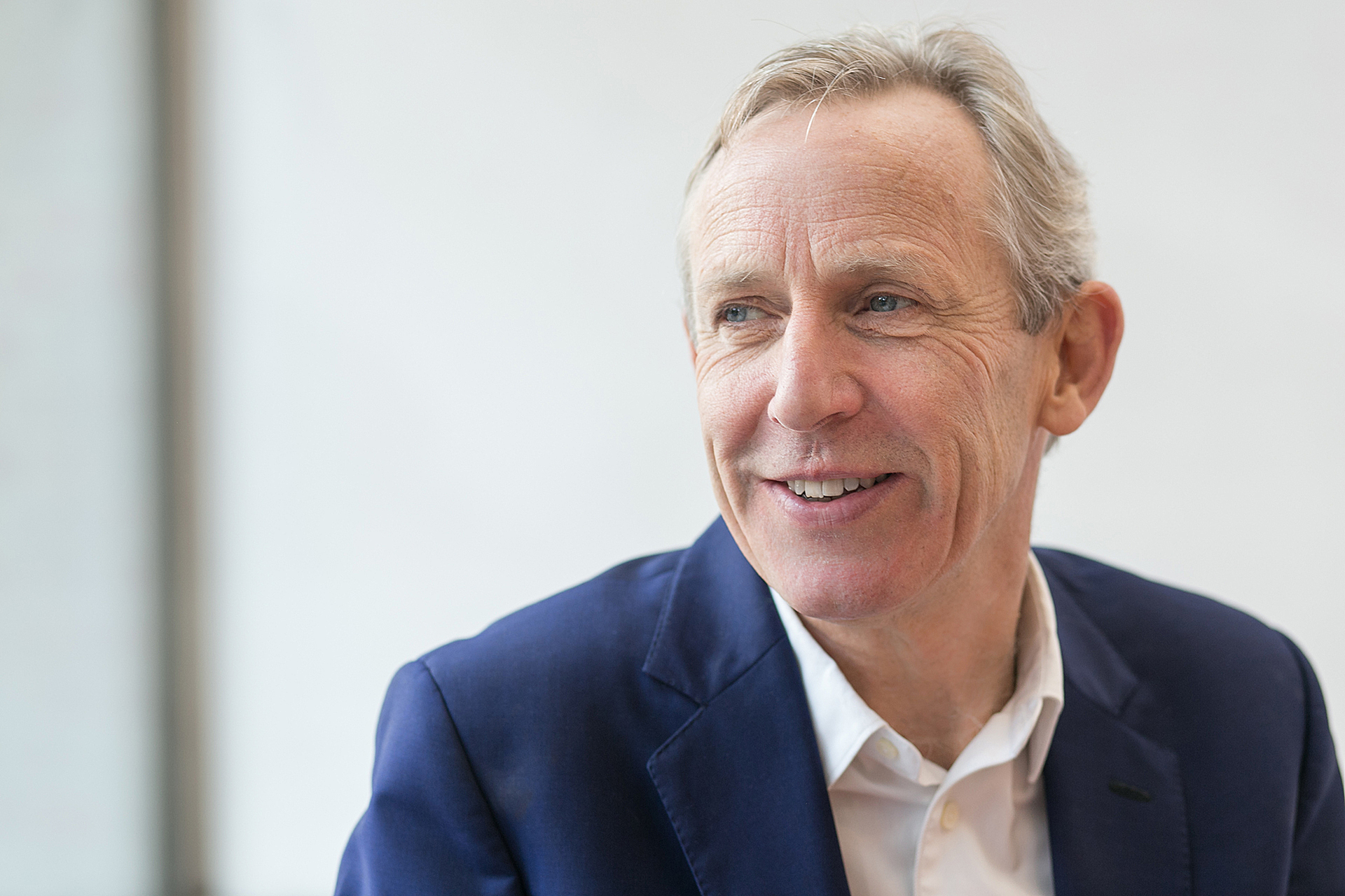 艺术家不仅与“硅胶假人”共舞，还与少林寺僧人合作《佛经》