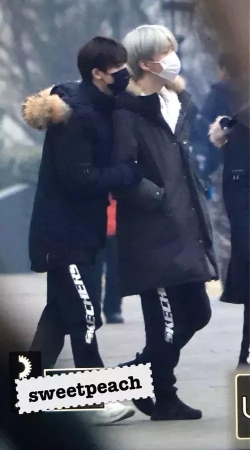 蔡徐坤张艺兴唇膏图片,朱正廷看蔡徐坤唇膏