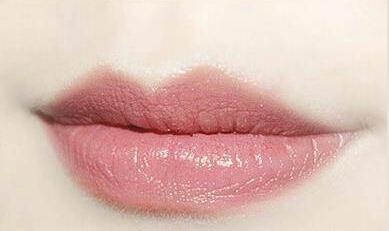 韩国妹子甜美唇妆简单化