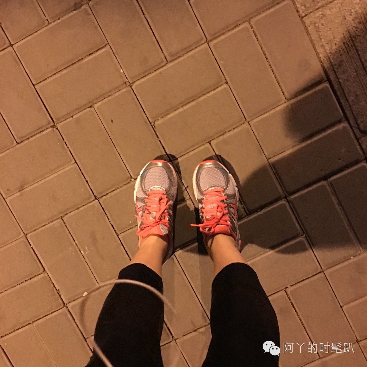 比起她的“黑白灰”，我更爱安迪帅爆了的跑步行头