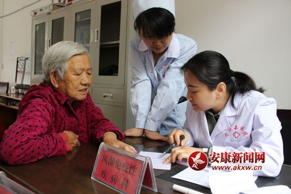 部队春节走访慰问贫困户巡诊送药,解放军军医为灾区群众检查送药