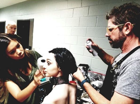 爆红网络靠一头绿发？让80万人沦陷的绝世美颜，竟是靠化妆台上的