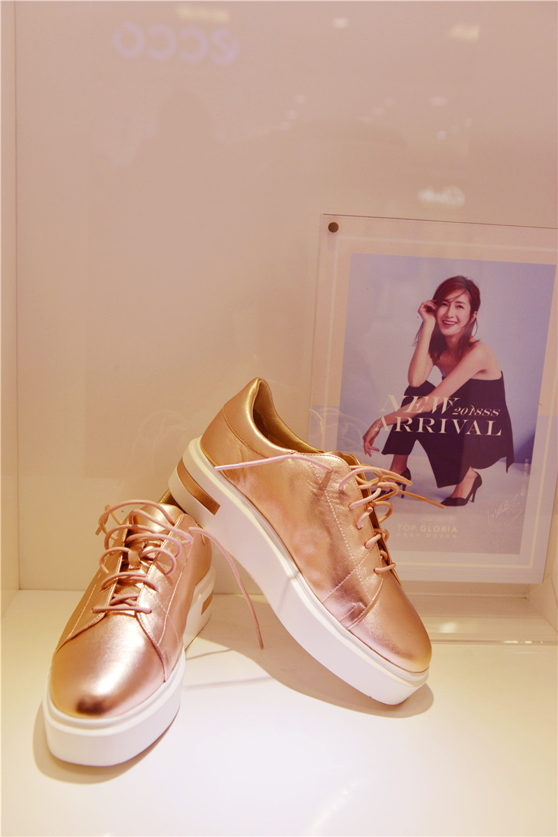 重庆解放碑街拍美女最新,解放碑每天美女街拍时间