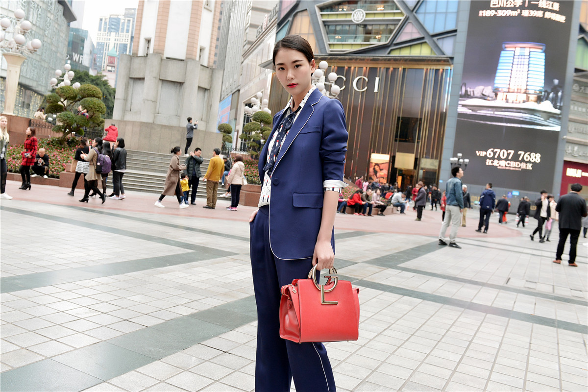 重庆解放碑街拍美女最新,解放碑每天美女街拍时间