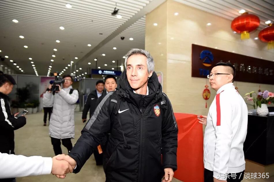 无关输赢！球迷冒雪接机，感动权健将帅，振奋精神再起航！