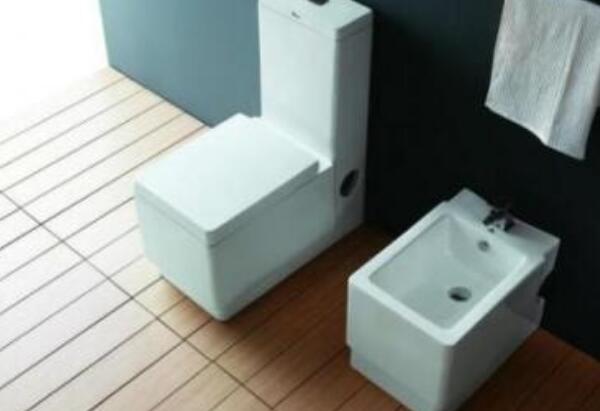 马桶移位马桶后面漏水怎么处理,马桶底座漏水会造成马桶堵塞吗