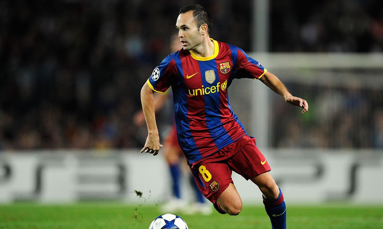 足球赛场上观众人声鼎沸,足球世界上最强的三人组合