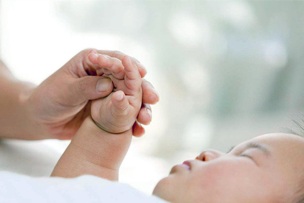 宝宝半夜饿醒了需要喂奶吗,宝宝醒了就喂奶还是饿了喂