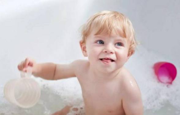 刚出生的宝宝用什么擦脏东西,宝宝出生时脏脏的洗不掉怎么办