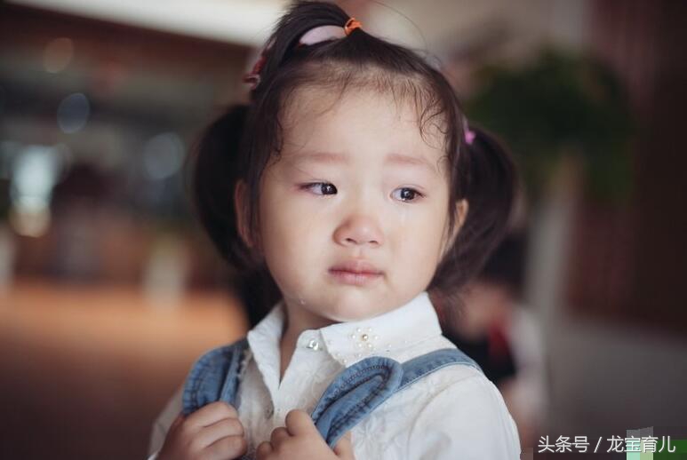 幼儿园孩子哭闹时老师怎么处理,老师如何对待上幼儿园哭闹的孩子