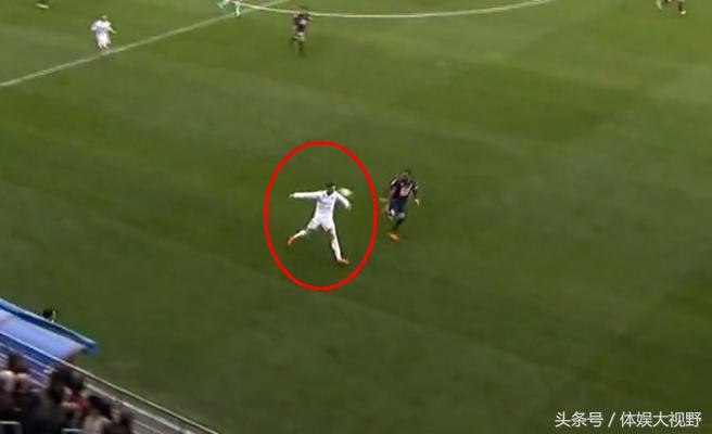 潇洒！C罗背部停球+过人致敬7年前的自己，仅差一步便是经典