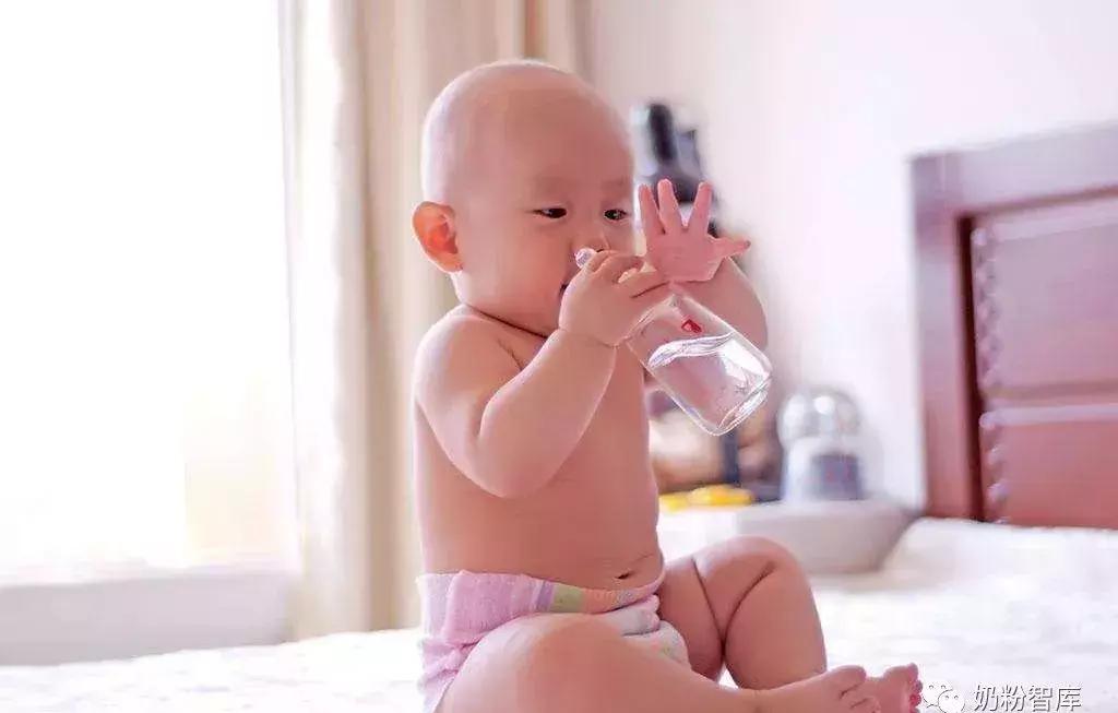 奶粉喂养的宝宝不爱喝水怎么办,喝奶粉的宝宝不肯喝水怎么办