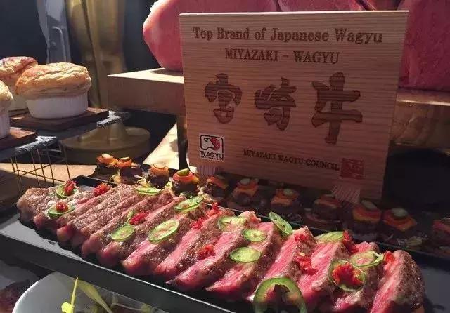 狂欢：当小金人遇上12000杯香槟