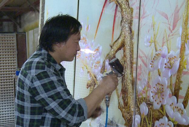 隆回：玻璃浮雕大师阳东华为画痴狂3万元一幅画供不应求
