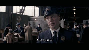 流浪汉用垃圾桶造房子,流浪汉自己用木头建了个房子