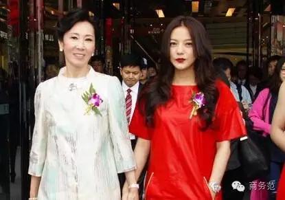 王思聪妈妈晚宴,王思聪妈妈同框