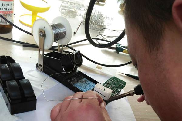 别克凯越加装车窗亮片,2015款别克凯越加装倒车雷达