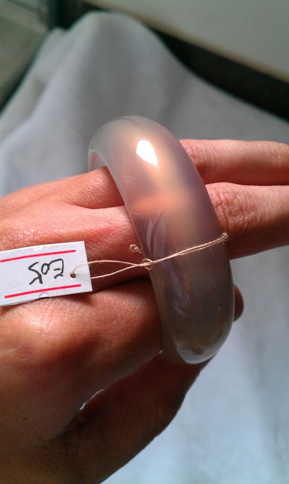 女人是水做的,玉石也会缺水快看看你戴着的女人吧!藏友必看!