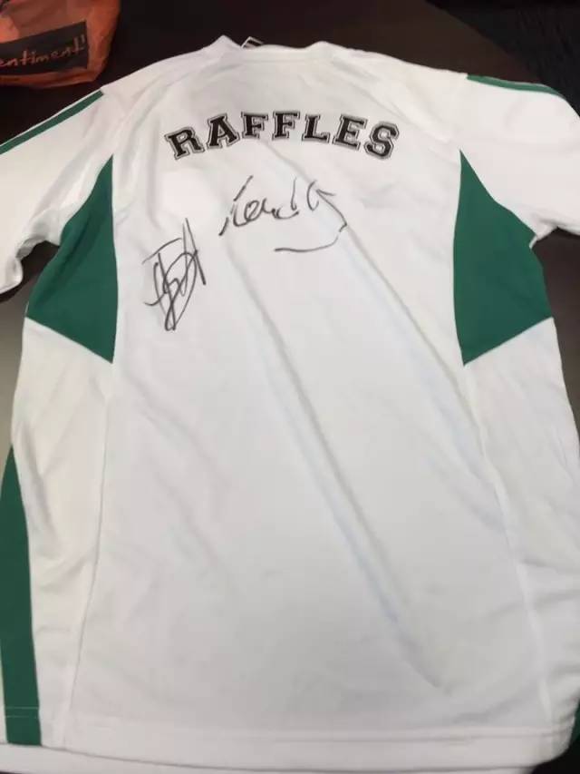 18岁中学生，获校友股票王赠送西甲球星签名球衣