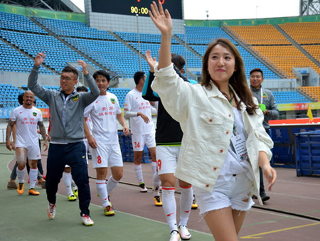 美女老总带队他们去年保级今年冲超