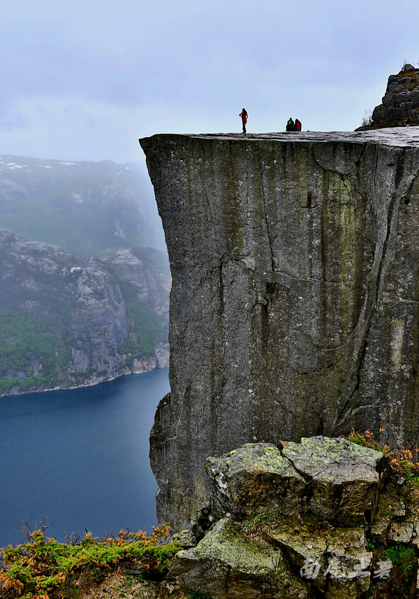 你敢站在悬崖边拍视频吗,你敢站在房顶边缘吗