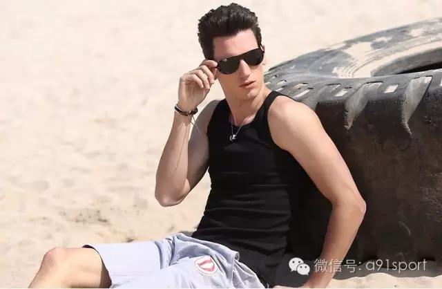 看这群男人是如何把xiong撑大的！