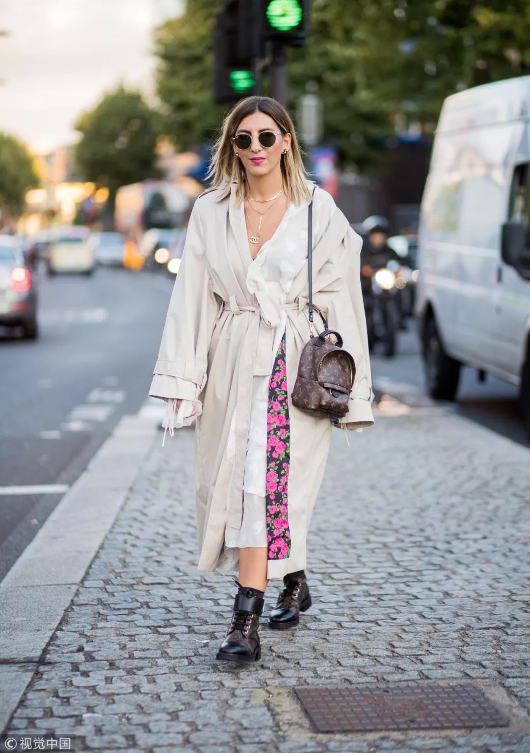 把自己变成“200斤壮汉”的超大风衣，真的好看吗？