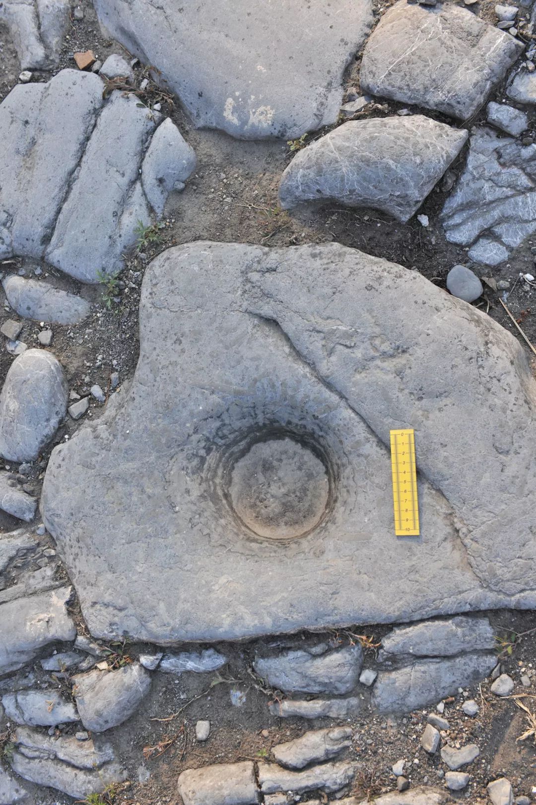 京西古道上的科学擂台：是蹄窝，还是壶穴？|争鸣