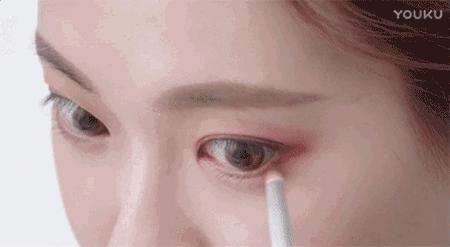 化妆眼影眼线睫毛膏的顺序,化妆眼睛先铺一层橘色眼影